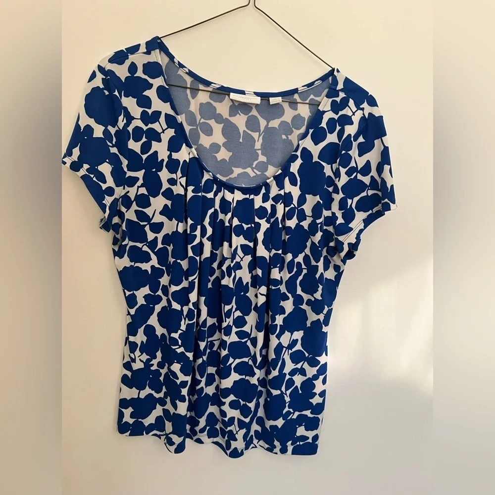 NEW YORK & COMPANY SIZE  LARGE 
Blue Floral Women's Top - Picture 4 of 5